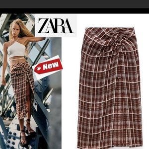 Zara skirt in brown plaid pattern. Ruching on the side with slit